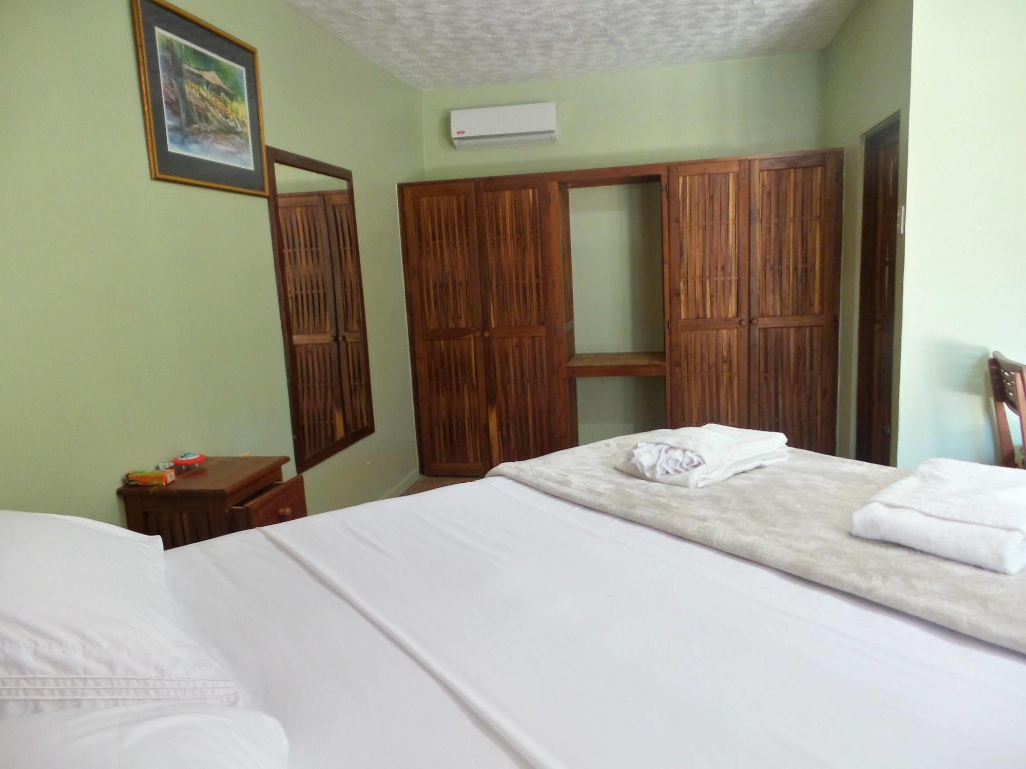 Shepherd Inn คราวน์พอยต์ ภายนอก รูปภาพ